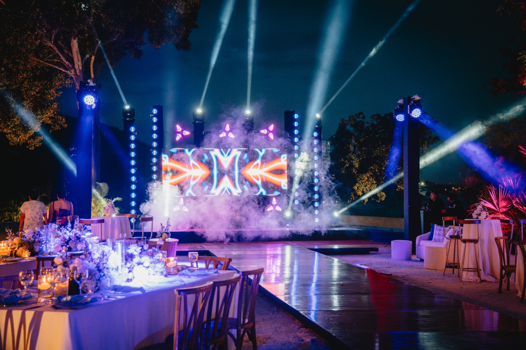 Pista de baile de una boda producida por Eventor — humo, luces azules y láseres