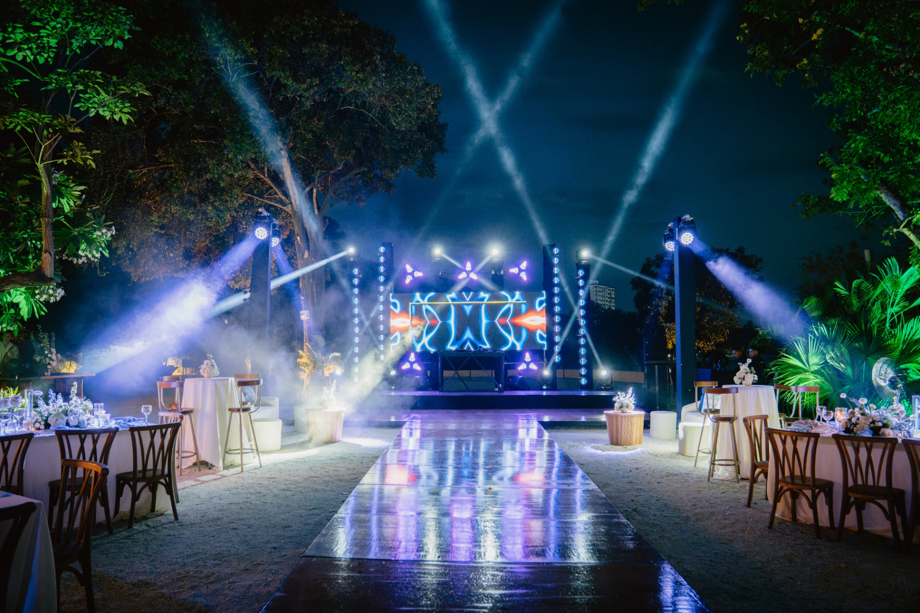 Boda producida por Eventor — escenario, iluminación y pista de baile